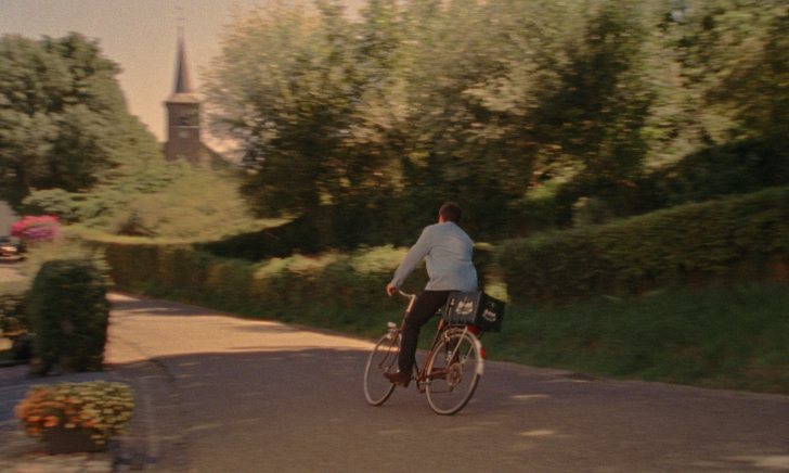 Op 't goeie leven reclame  Meneer met een krat brand achterop zijn fiets